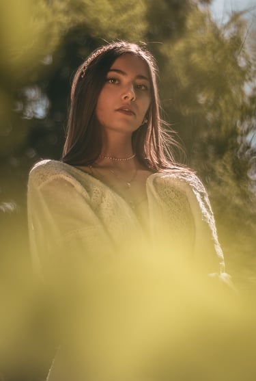 Portrait photo immortalisé entre les feuilles des arbres au printemps, par un vidéaste photographe autour de la région palois