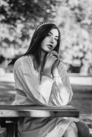 Portrait photographique en noir et blanc, cliché en extérieur, tout en réflexion et en justesse, autour de Pau.