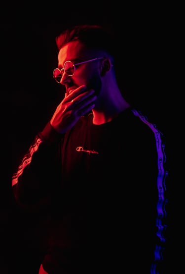 Portrait néon, photographie d'un photographe et vidéaste en région Paloise.