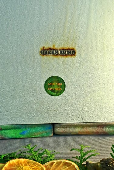 Nahaufnahme des eingebrannten GREEN RUBIN Markennamens und einem Echtheitssiegel