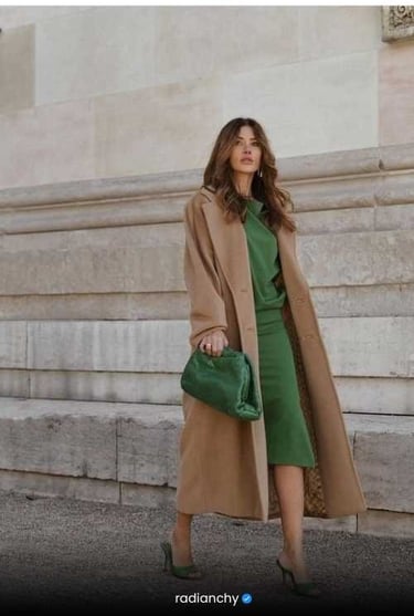 LOOK ELEGANTE COM SOBRETUDO E VESTIDO