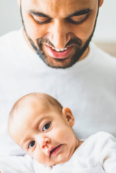 photographe de naissance, un papa et son bébé dans une ambiance lumineuse