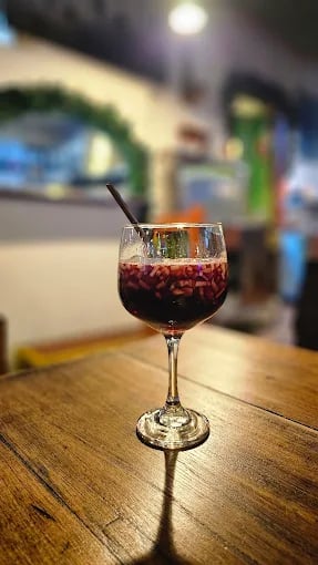 Sangría artesanal en copa – Parrilla y Vinos Juan Esteban