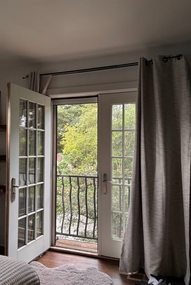 balkon cam sistemleriyle kapatılmış dış mekan alanı