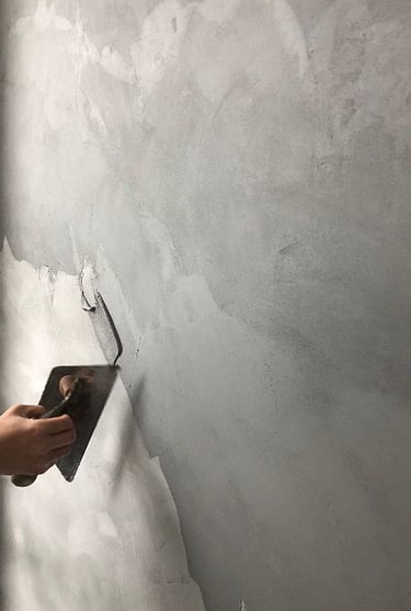 silikon boya ile boyanmış ferah iç mekan duvarları