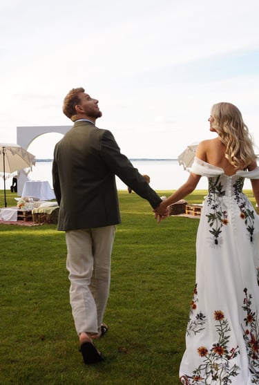 vestivalis vestuvės ir jaunųjų pora kur xmoteris puošiasi gėlėta vestuvine suknele