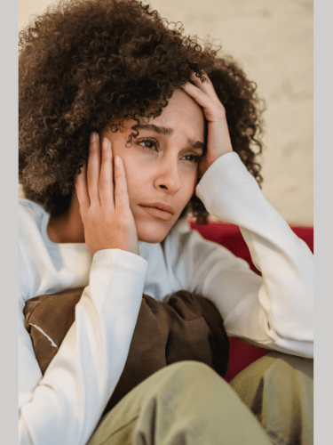 mulher triste e ansiosa