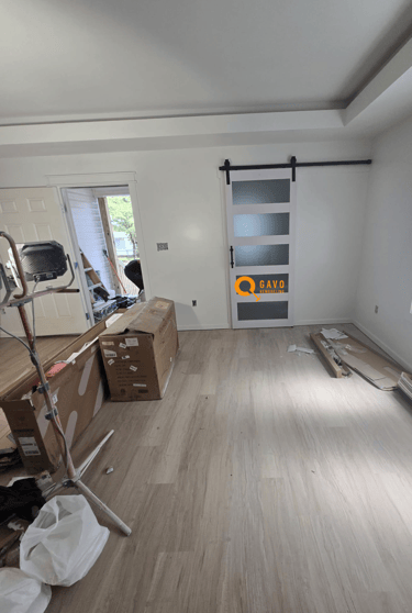 Techo renovado con diseño escalonado e iluminación arquitectónica integrada, en espacio interior rem