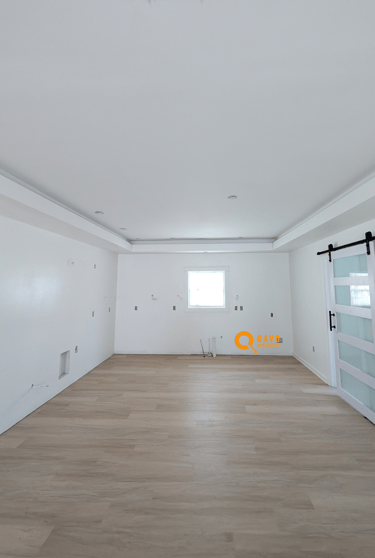 Cocina con diseño de techo iluminado y distribución amplia para aprovechar el  espacio