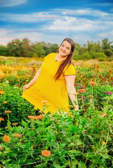 Lancaster PA senior picture photographer. Photo of girl in flowers