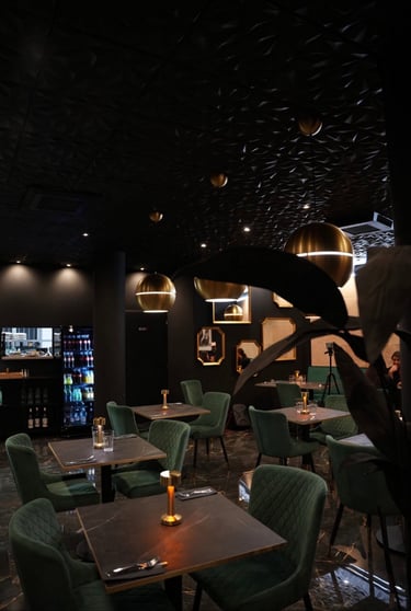 Intérieur du restaurant La Parisienne à Nîmes avec ambiance chic et lumineuse