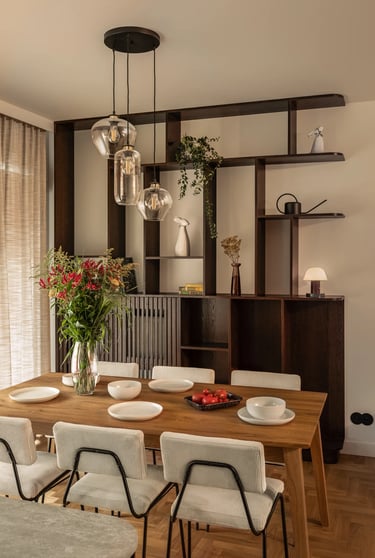 Stylizacja stołu: szkło, ciemny regał i klimat vintage.