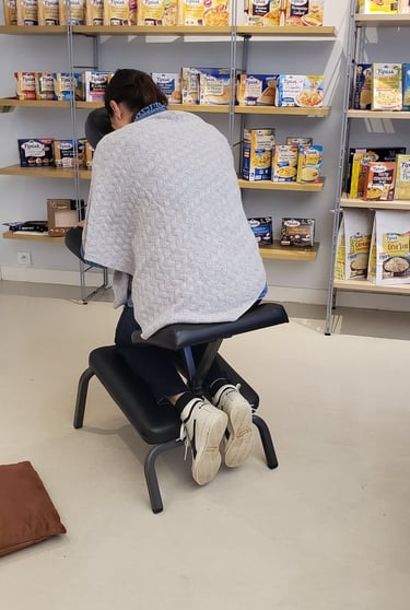 Receveur du massage amma assis chez Tipiak