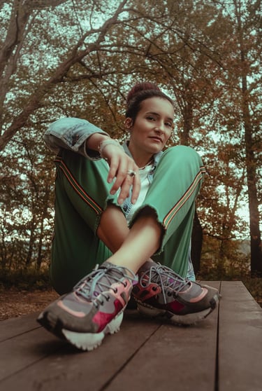 Portrait photo en extérieur sur Pau, grand angle entre streetwear et nature