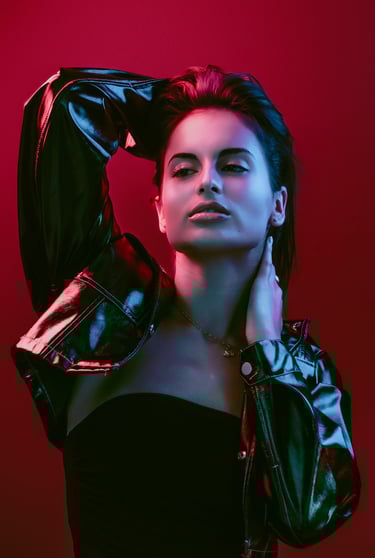 Portrait photo en studio sur un fond de couleur illuminé de lumière