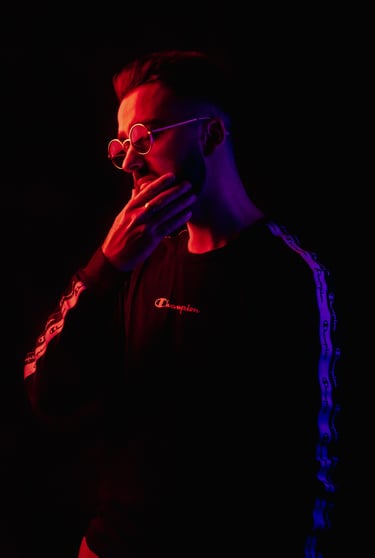 Portrait néon, photographie d'un photographe et vidéaste en région Paloise.