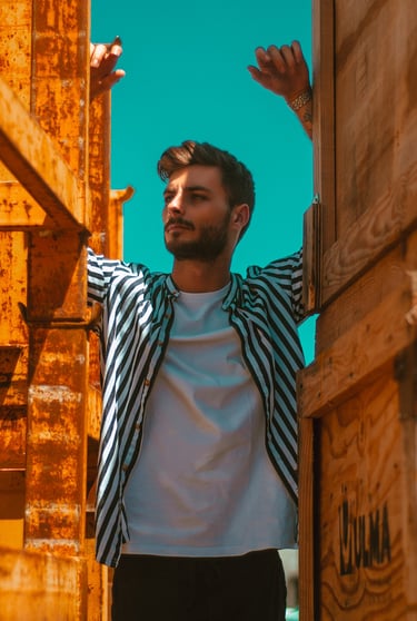 Portrait photo en extérieur dans une zone urbaine, par le photographe et vidéaste Thomas Bordas à Pau.