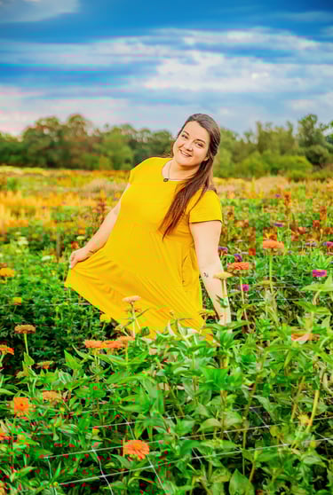 Lancaster PA senior picture photographer. Photo of girl in flowers