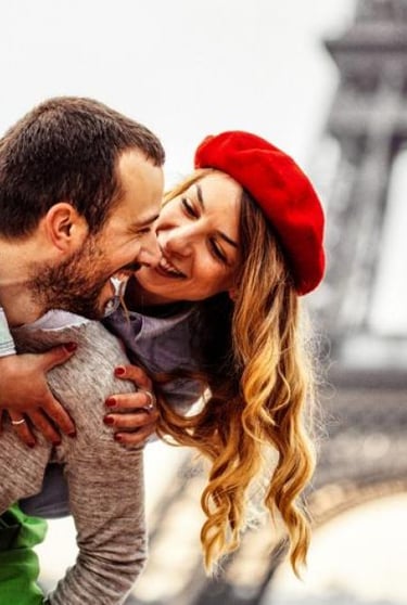 pareja novios en paris torre eiffel