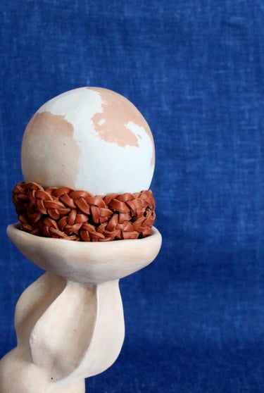detail sculpture terre et cuir