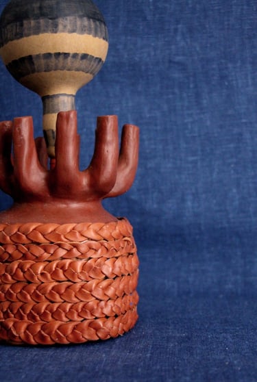 detail sculpture terre et cuir