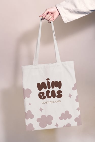 Diseño de bolsa para Nimbus Cozy Dreams, mostrando una bolsa de tela en tono crema con el logotipo y el patrón gráfico de nub