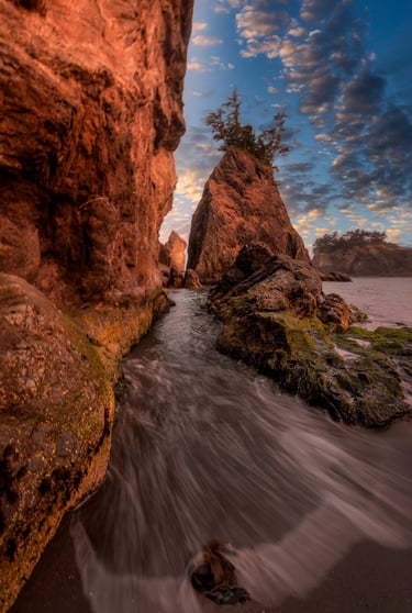 Water rushes between breathtaking scenery and rock formations along the Oregon coast.