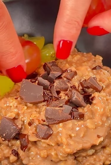 Wash the grapes and roughly chop the dark chocolate
