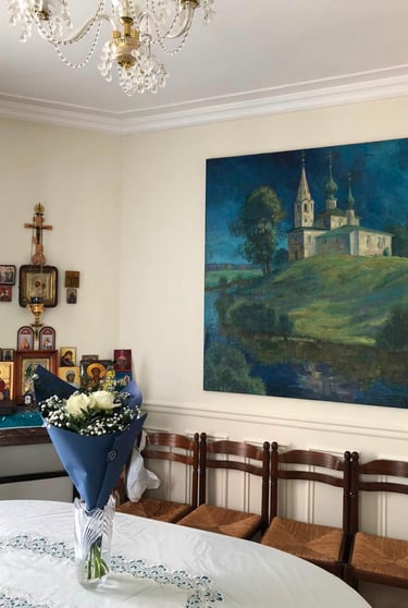 Intérieur de la maison de Berdiaev avec grand tableau d'une église russe, coin icônes et table.