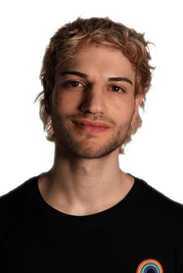 Porträt Konstantin Michaelis. Blonde kurze Haare, 3-Tage Bart, Schwarzes Tshirt, grinsend