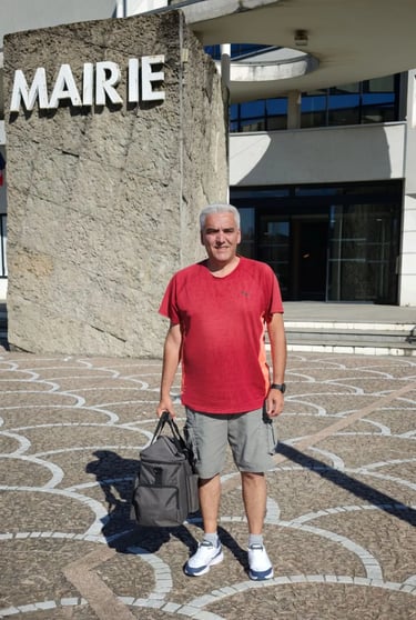 Anthony NOUGARET technicien devant la mairie Guilherand-Granges dépannage informatique domicile 07