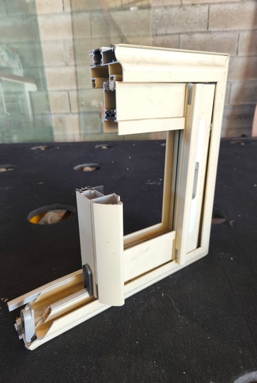 détail d'une menuiserie PVC Blmiroiterie ANIANE