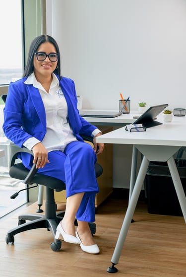 Dirección de pose en sesión de fotografía corporativa para ejecutivos en Cancún por Drai Cabello