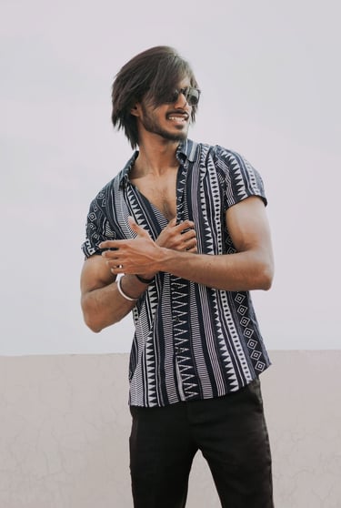 Rongzhiyue: Man in stylish patterned shirt