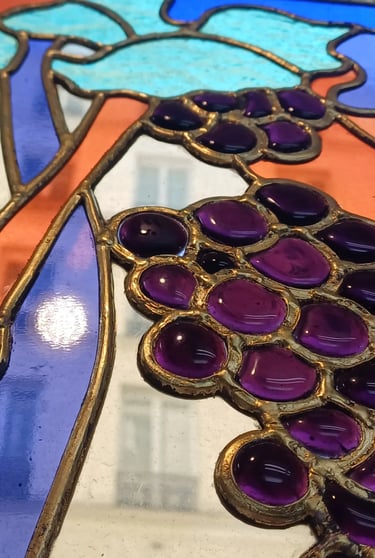 Vitrail d'art contemporain : détail sculpture de verre et lumière, signé Edith Théret