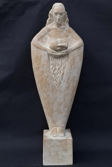 by my Self, Holzskulptur einer Frau, die einen Kopf hält.