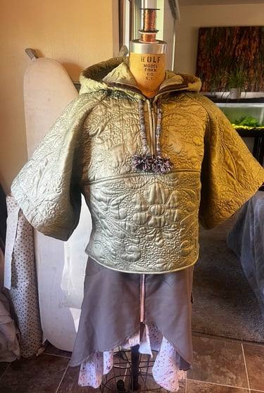 short sleeve quilted hoodie with pom pom knitted drawcord