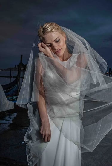 Nuit à Venise avec une marié blonde avec le voile au vent