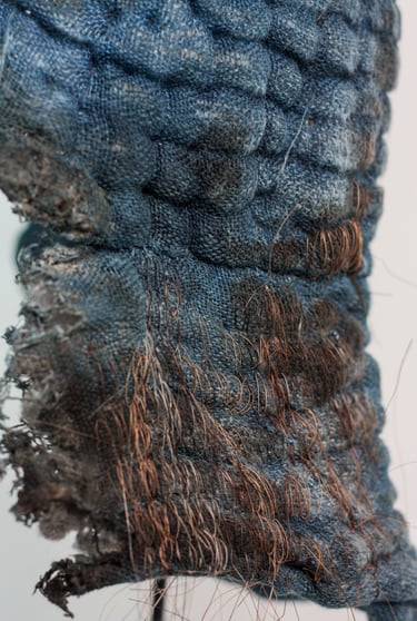 karine-nguyen-van-tham-coiffe HUMUS, lin indigo sculpté. Broderie crin de cheval. Détail