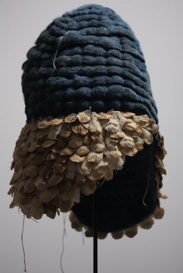 karine-nguyen-van-tham-casque HUMUS, détail écailles de pommes de pin blanches, lin teinture indigo