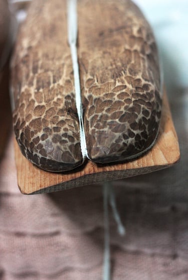 karine-nguyen-van-tham-mutation-sculpture sur bois et lin tissé, détail