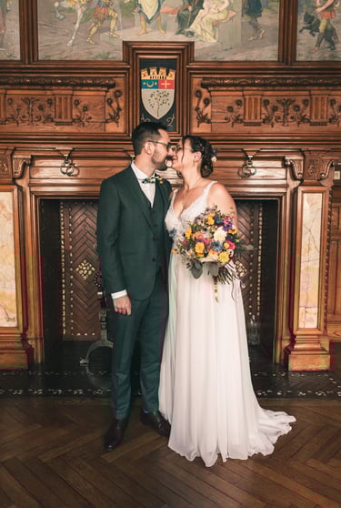Photo d'un couple de marié à la mairie