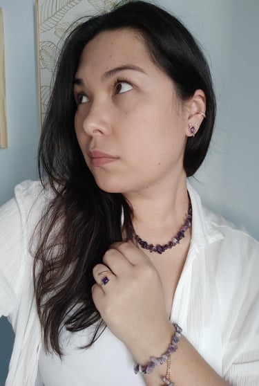 uma mulher vestindo uma camisa branca e um colar com Ametistas roxas