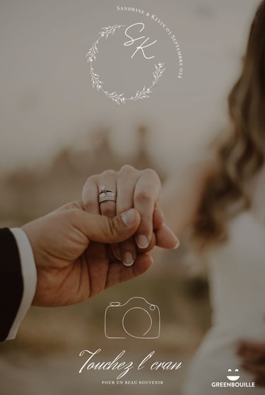 une photo représentant un écran d'accueil d'un photobooth avec les mains de 2 mariés