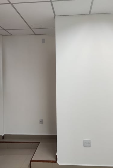 ampla sala com teto removível e acústico