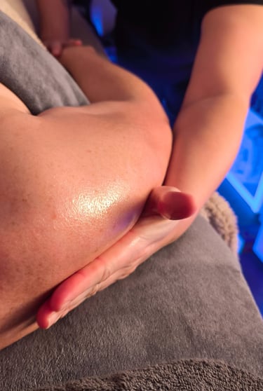 massage de l'épaule, mouvement enveloppant