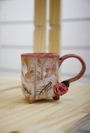 a cup of coffee and a ceramic mug, taza de la ceramica
