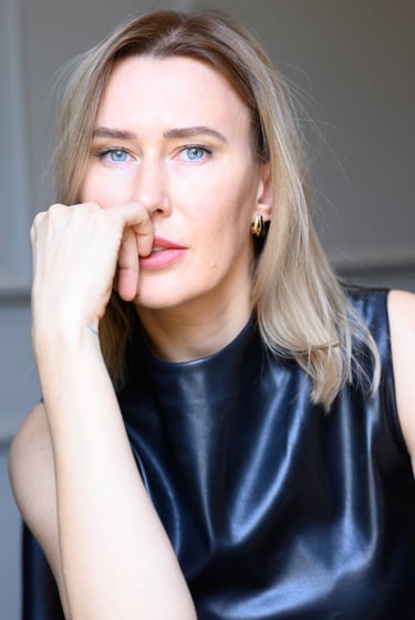 Master de Microblading Darina Sendrau posando