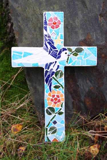 art funéraire croix réalisée en mosaique oiseau fleur