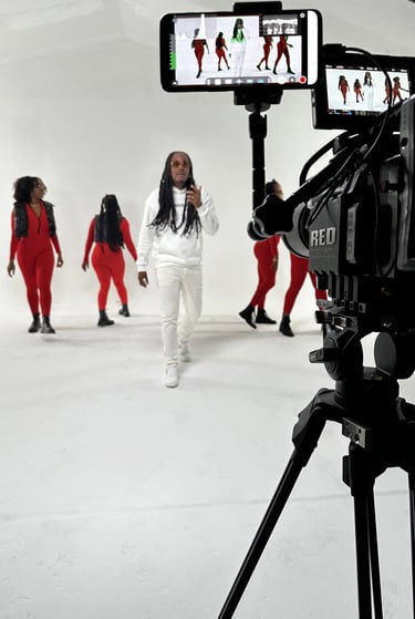clip de music sur fond blanc avec danseuse habillée en rouge et camera red